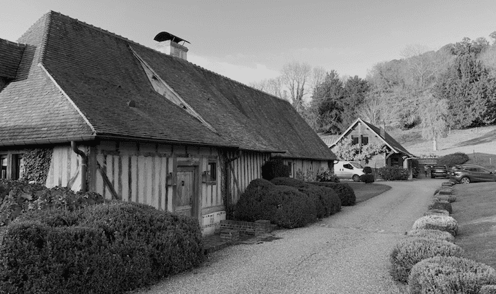 Bâtiments dans la campagne